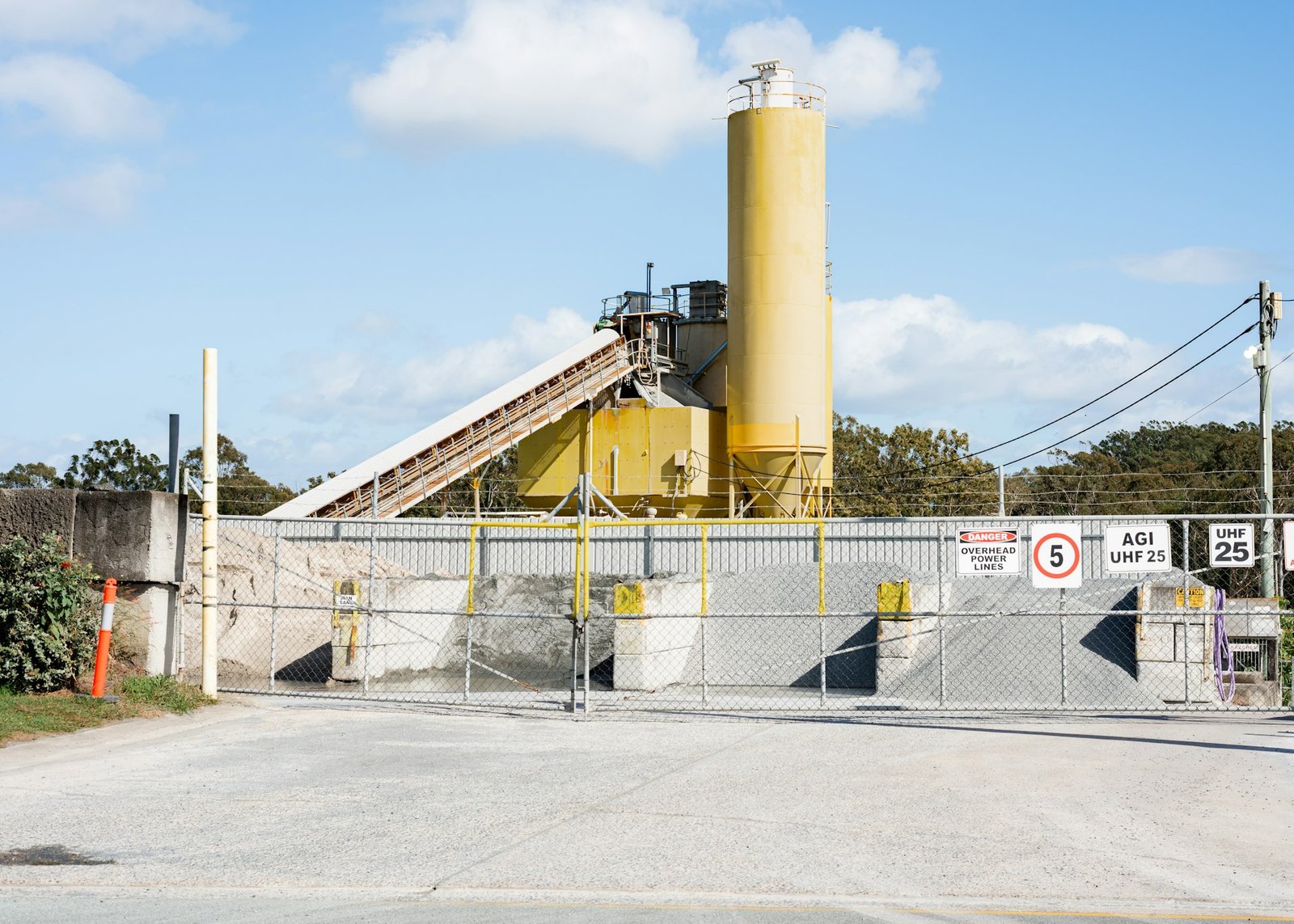Concrete batching plant with silo and conveyor equipment